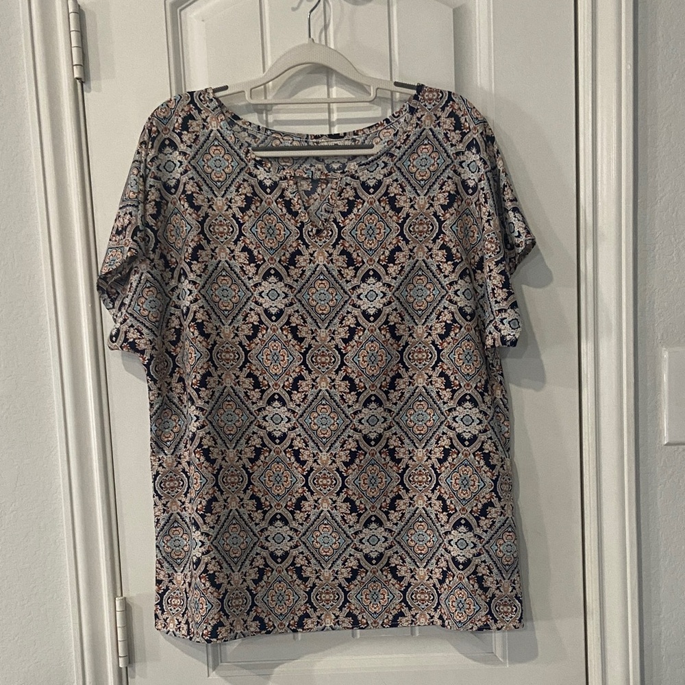 Nwot Patterned Women's Top. Underarm to Underarm 22 inches . Length 26 inches